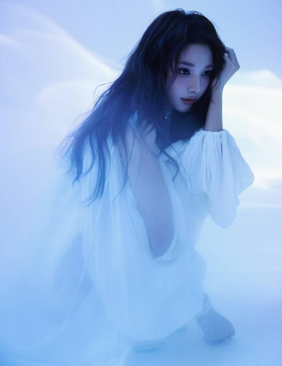 彭小苒穿白纱裙化身蝴蝶神女 凉爽虚幻灵动脱俗
