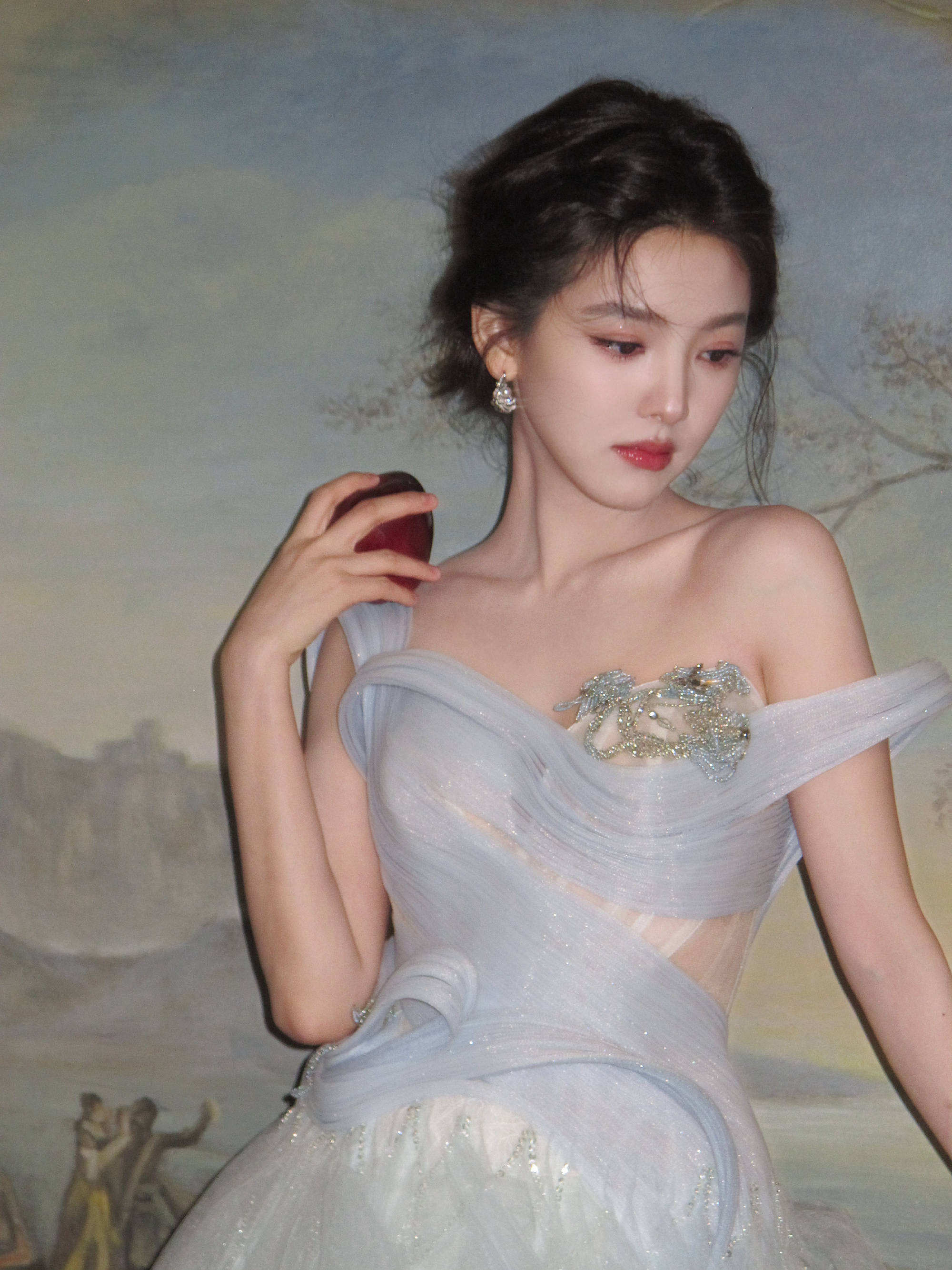 章若楠穿浅蓝水钻治服凉爽奥秘 裙摆得意灵动虚幻