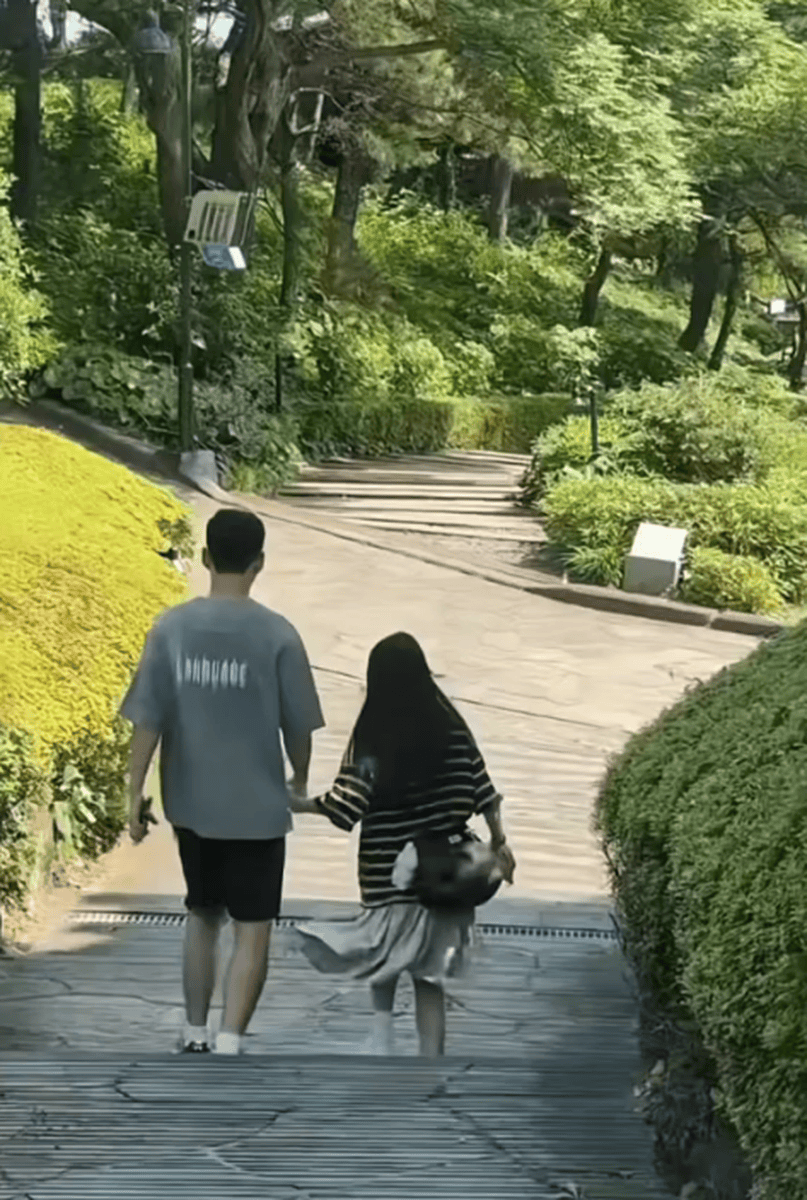 李嘉格与男友带孩子游玩 四东说念主同框画面温馨