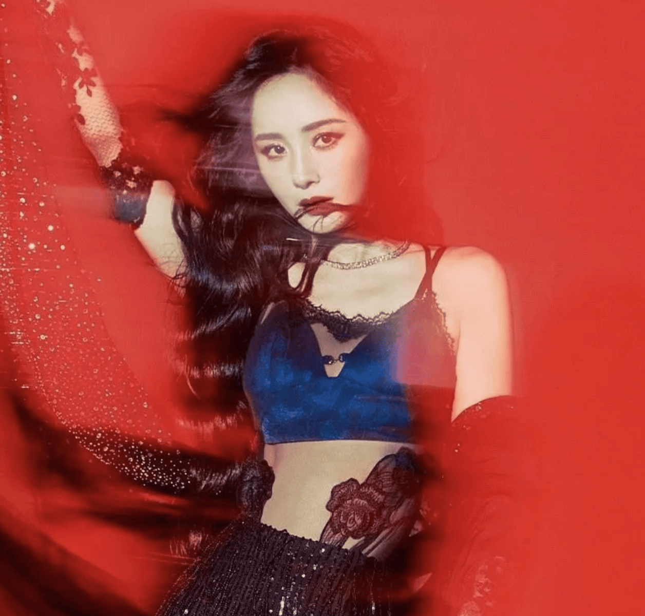 杨幂戴钻石脸链娇媚动东谈主 穿性感吊带媚眼如丝