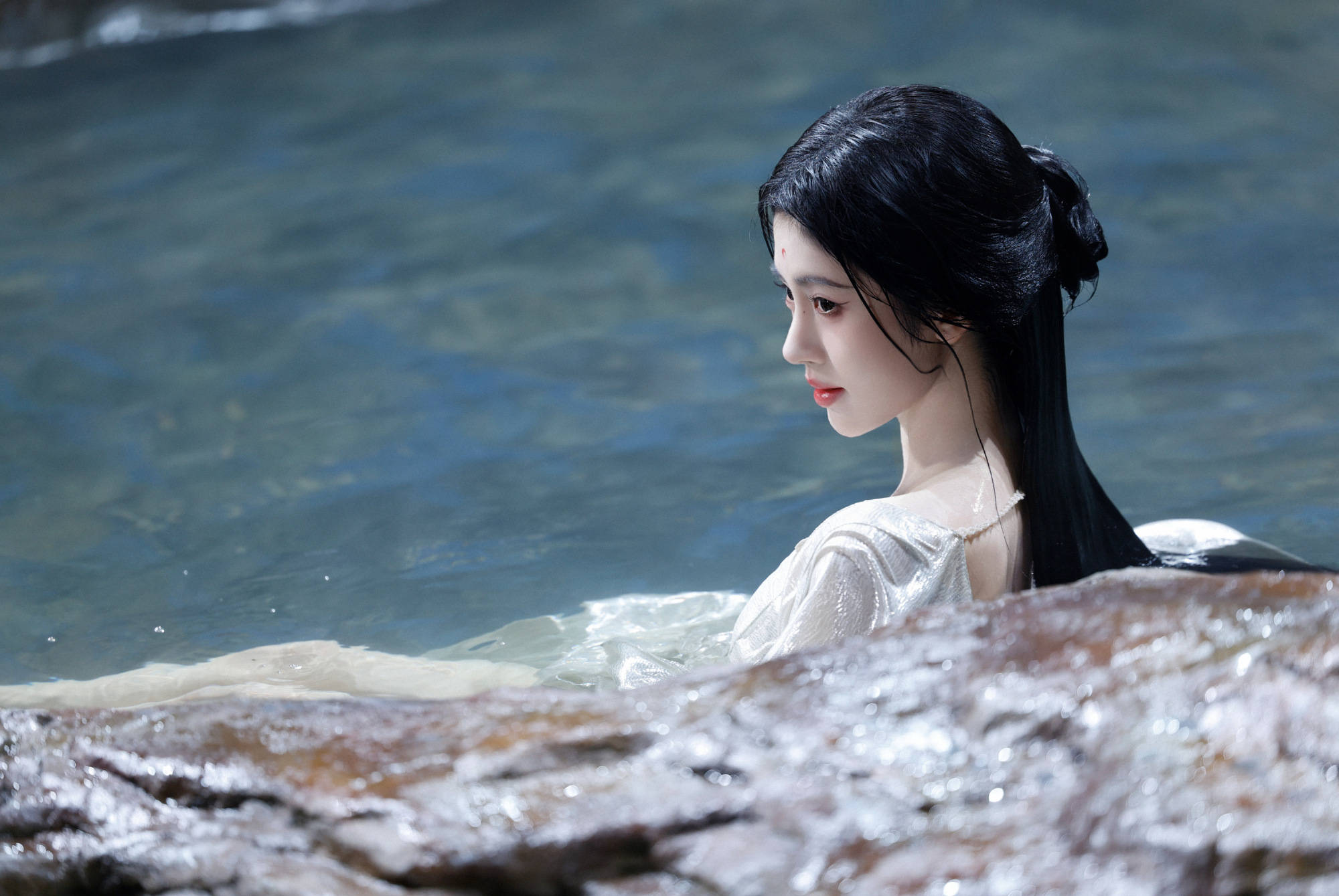鞠婧祎着银纱古装水中出镜 湿发造型凉爽出尘