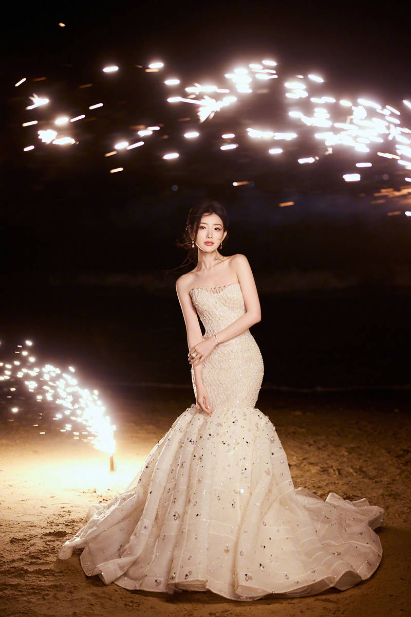 毛晓彤置身烟花丛中梦幻美丽 笑容甜美楚楚动人