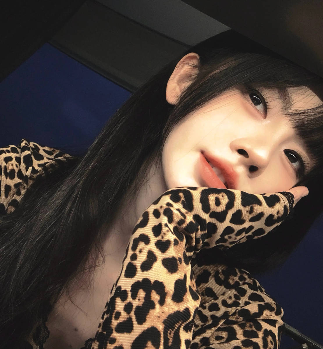 鞠婧祎穿豹纹上衣散发纯欲诱惑 黑发红唇性感慵懒