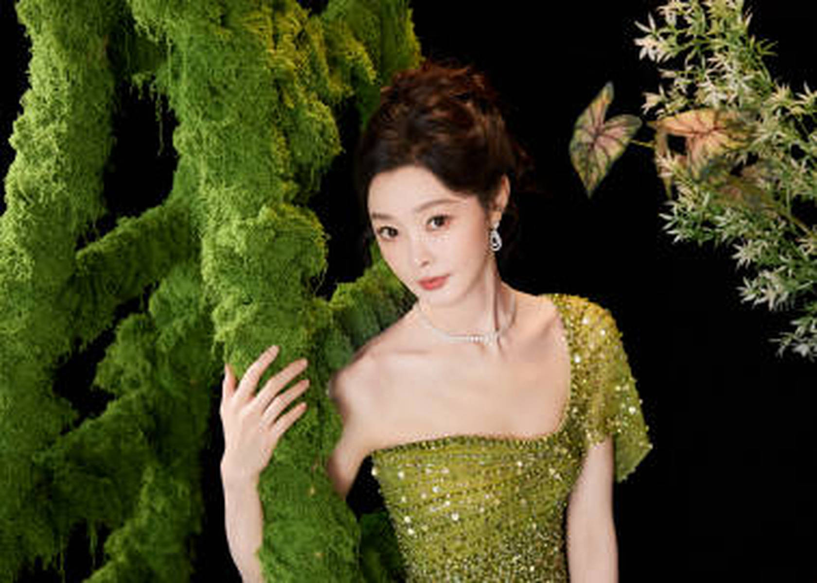 宋轶着绿色长裙化身绿野仙踪 皮肤清白红唇吸睛