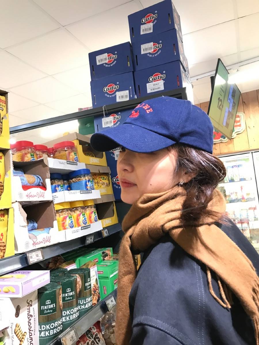 孙千藏蓝棒球帽配焦糖领巾 冬日从简松懈穿搭模版