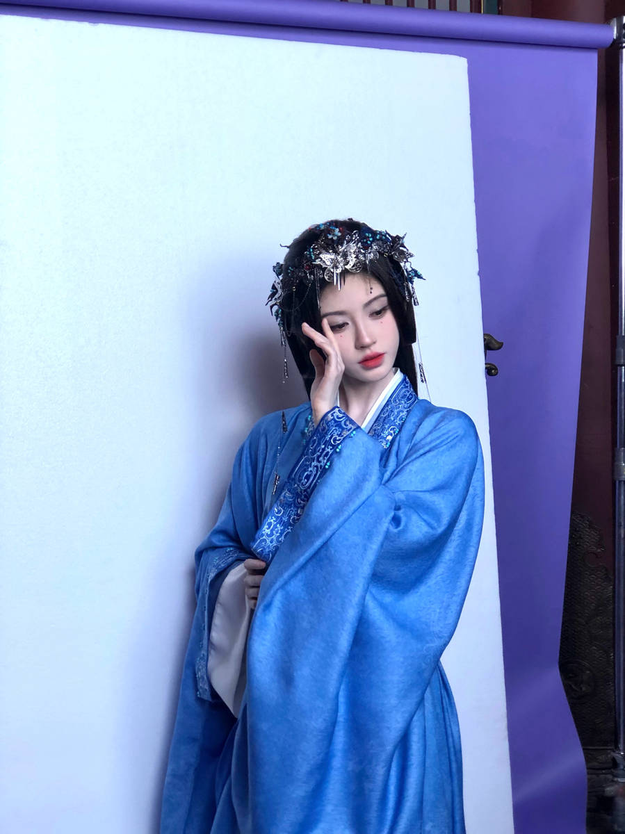 鞠婧祎对镜自拍俏皮wink 穿浅蓝古装明媚又优雅