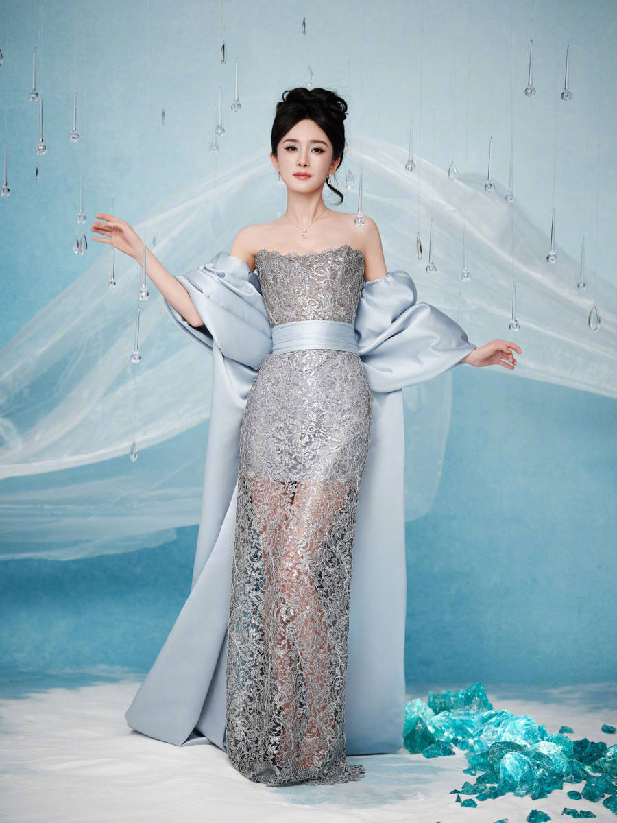 杨幂穿镂空裙性感迷东说念主 纤细好意思腿若存若一火躯壳好