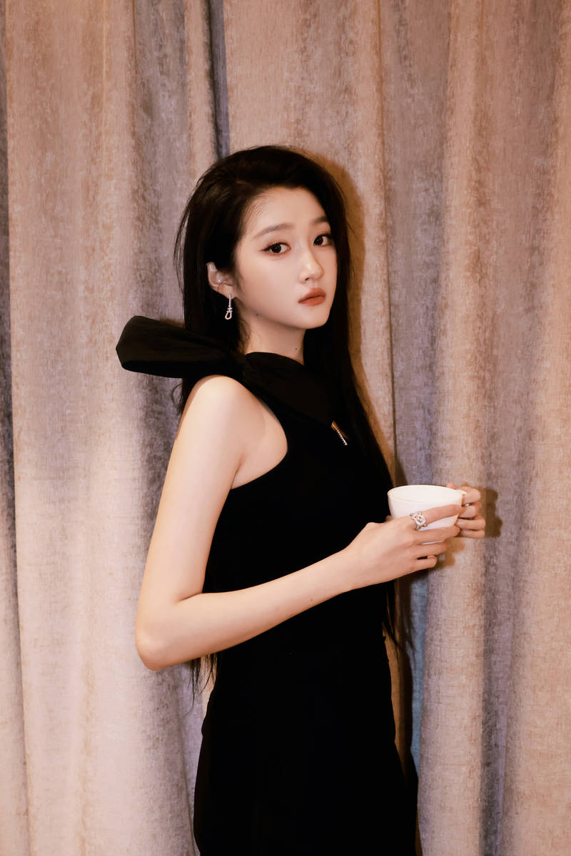 关晓彤穿修身西装干练优雅 黑长直造型清纯动人