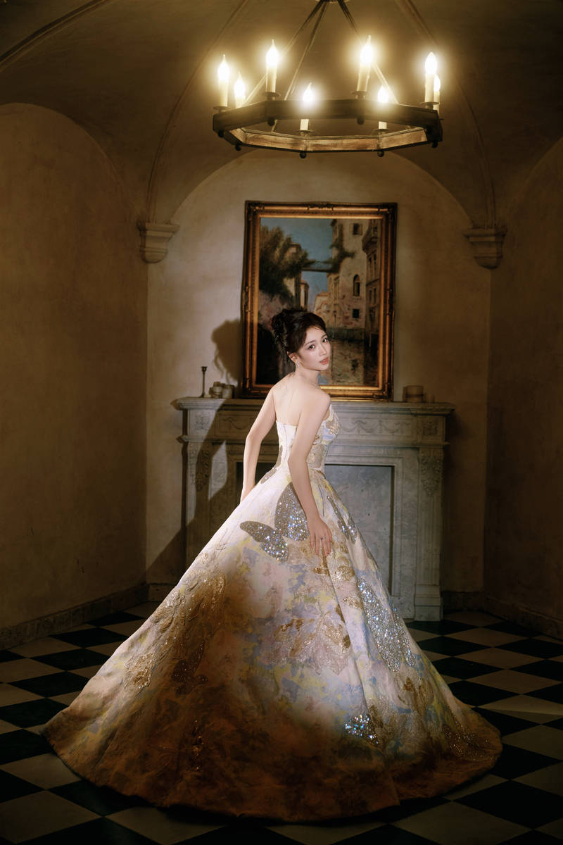 代露娃穿抹胸裙优雅高贵 倚在贝壳中化身人鱼公主