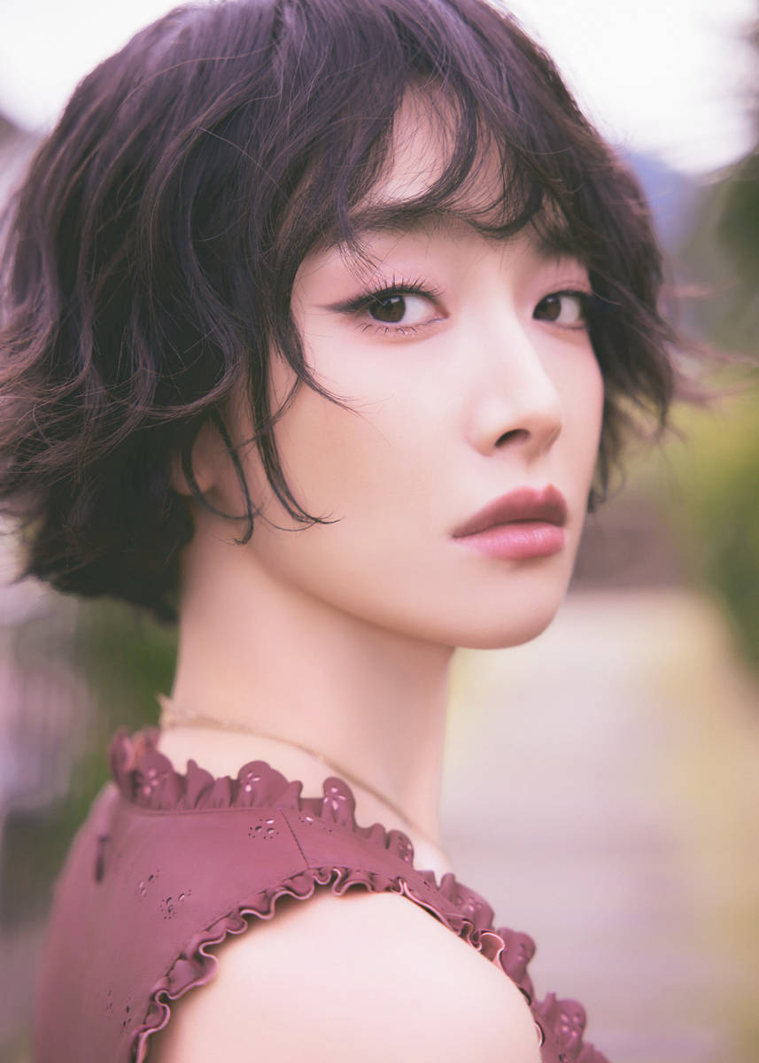 宋茜穿风凉连衣裙秀好体魄！短发造型娇俏迷东谈主