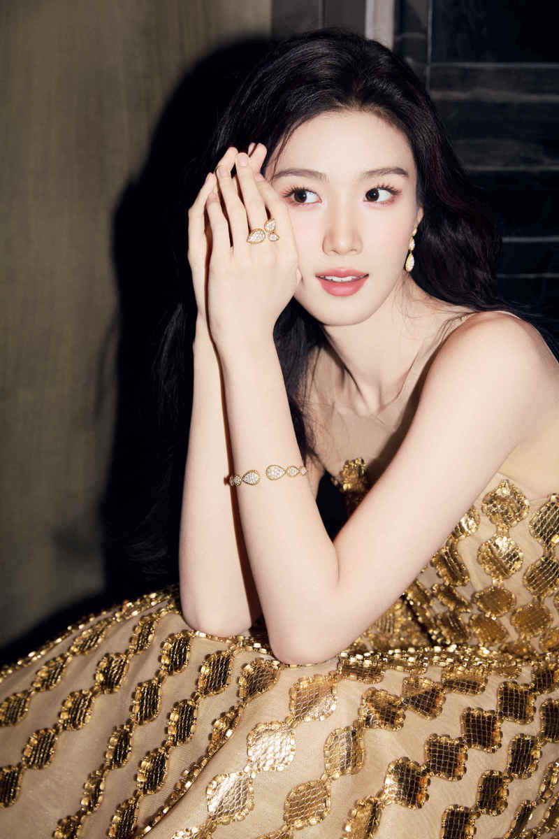 卢昱晓穿金色亮片裙复古美艳 四肢纤细锁骨诱人