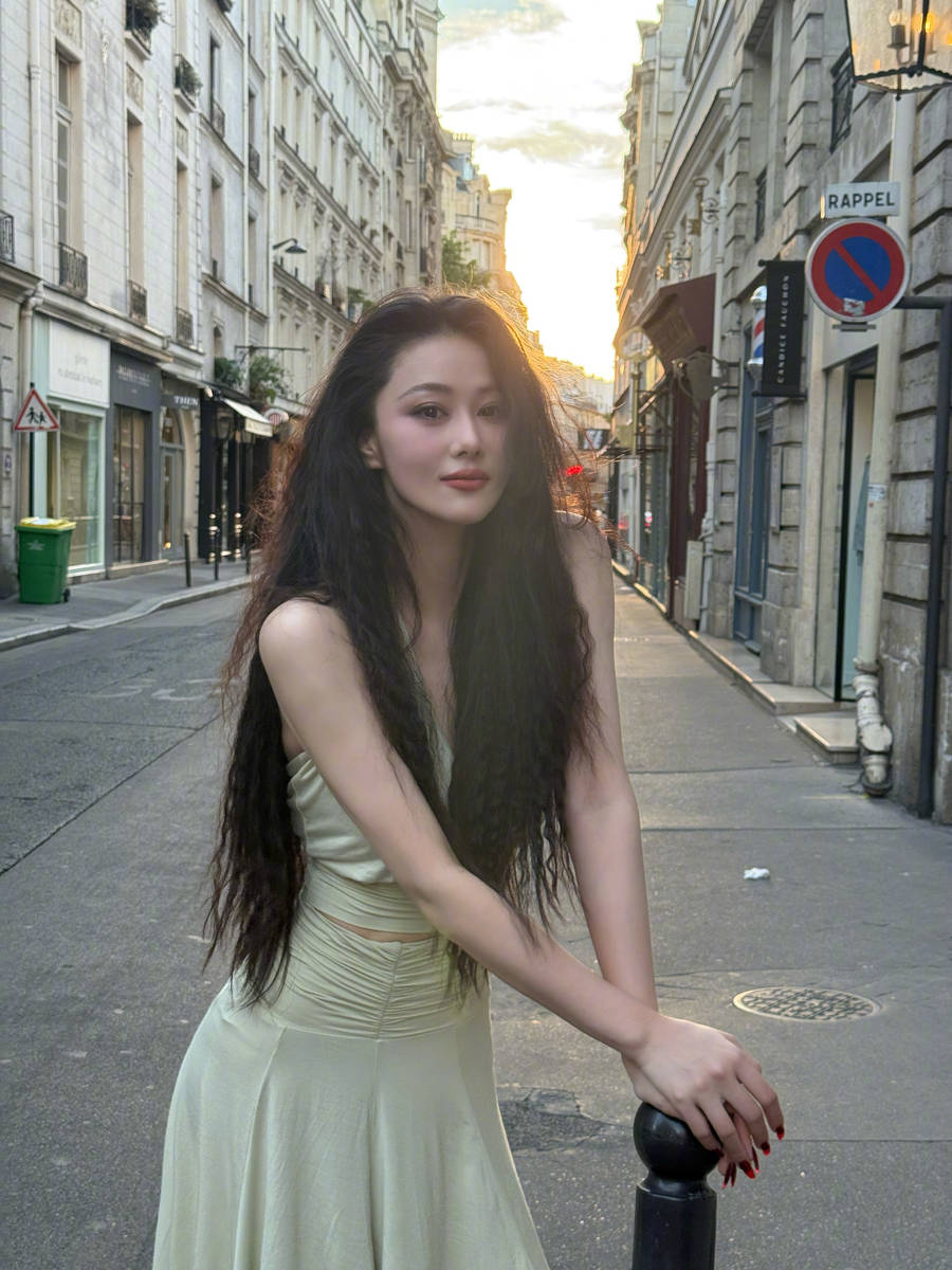 张馨予晒巴黎街拍美照 穿淡绿长裙清新靓丽身材好