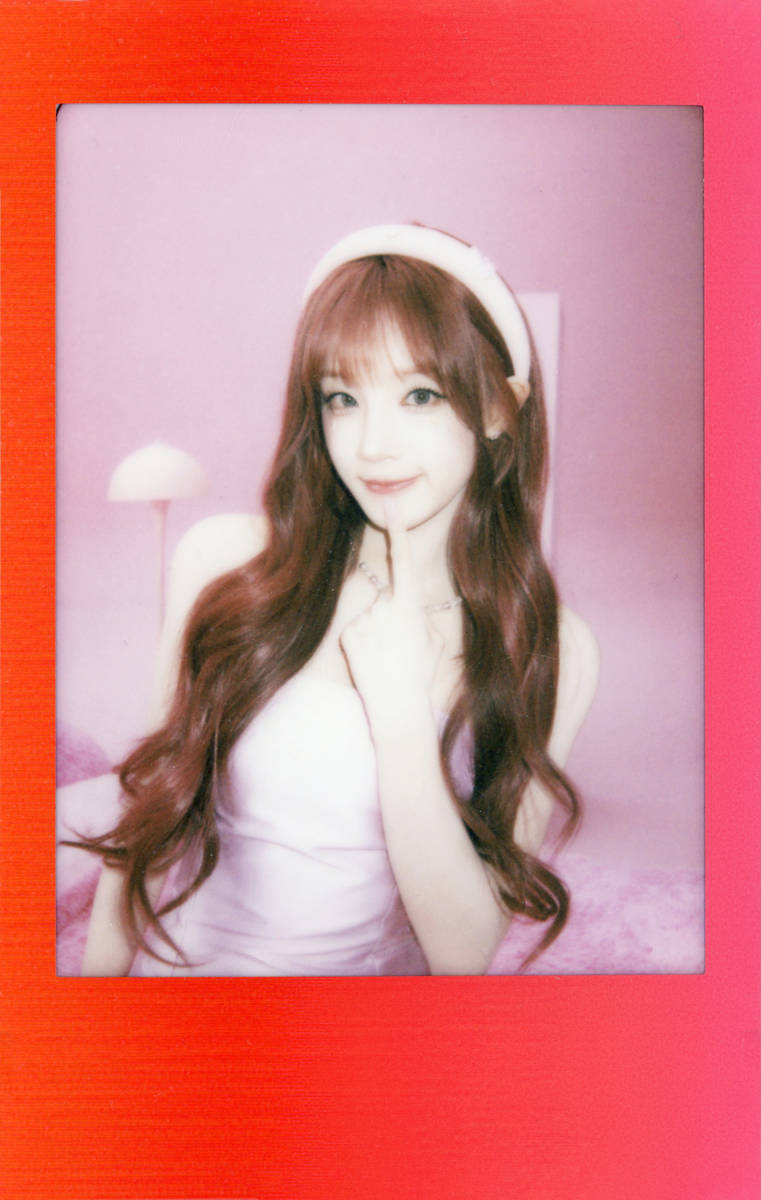 宋雨琦粉色抹胸裙软萌可爱 搭配粉色发箍甜度爆表