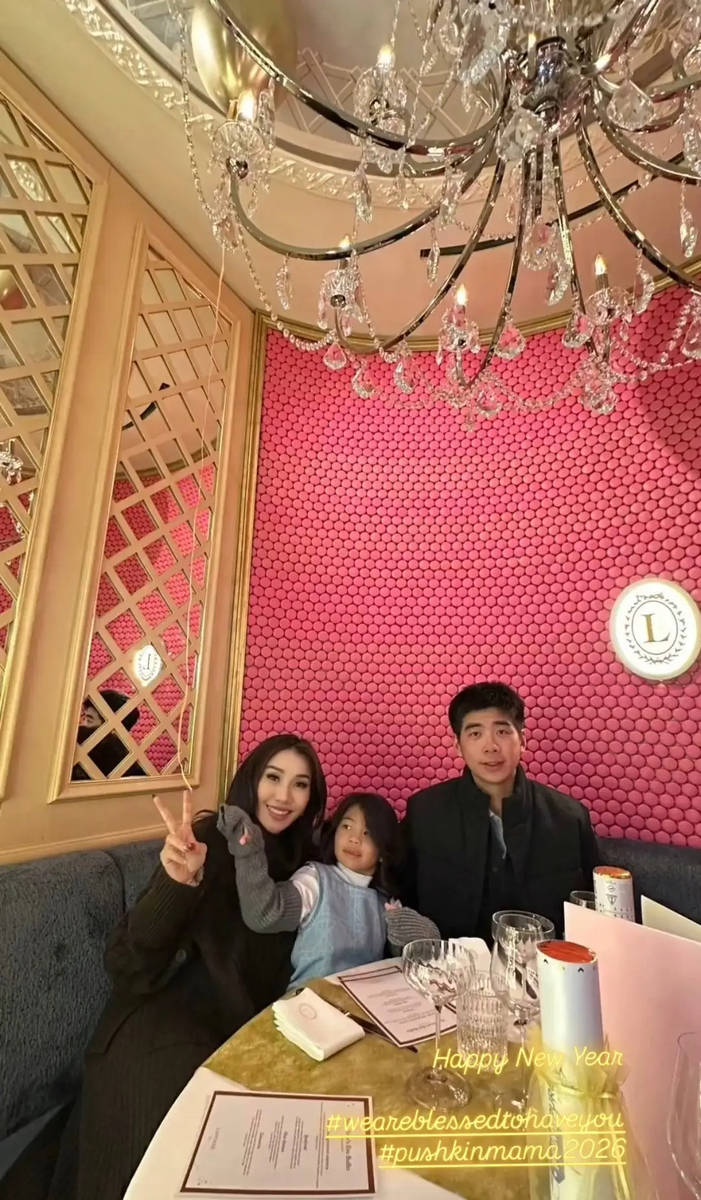 何超盈晒一家法国旅行合照！与小8岁老公感情超好