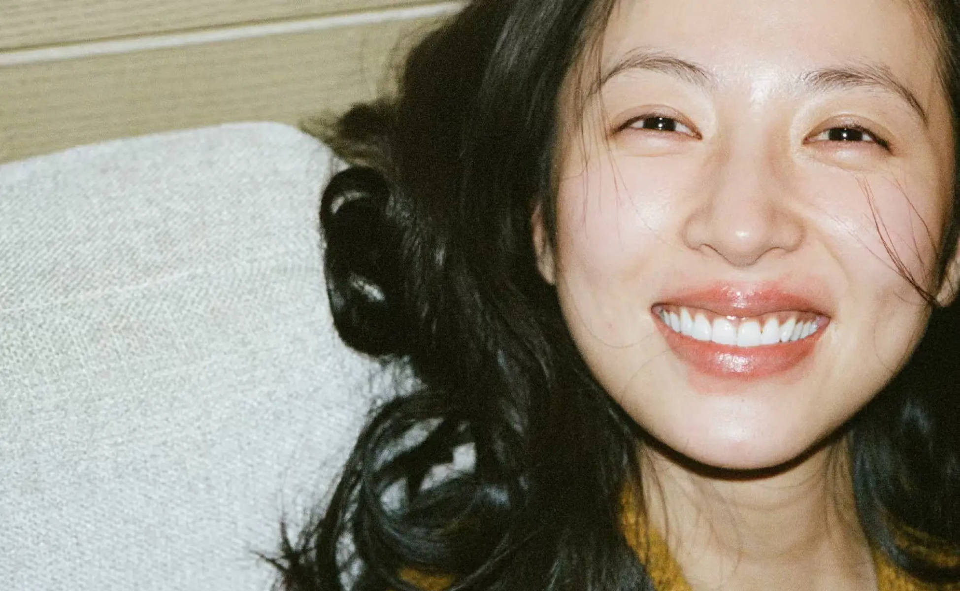 周雨彤破碎感写真释出 清冷坚韧尽显故事张力