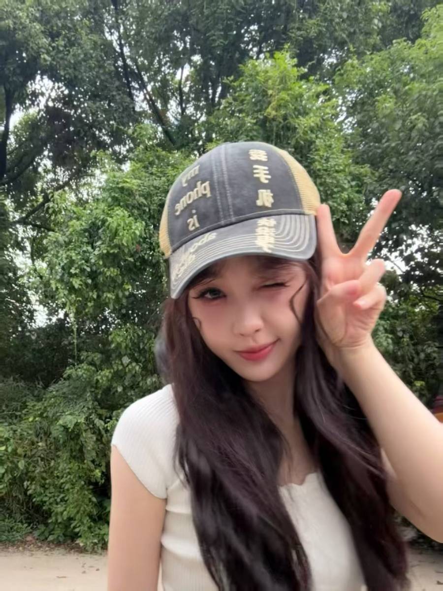 虞书欣晒剧组拍摄日常照片 风格多变元气又鲜活