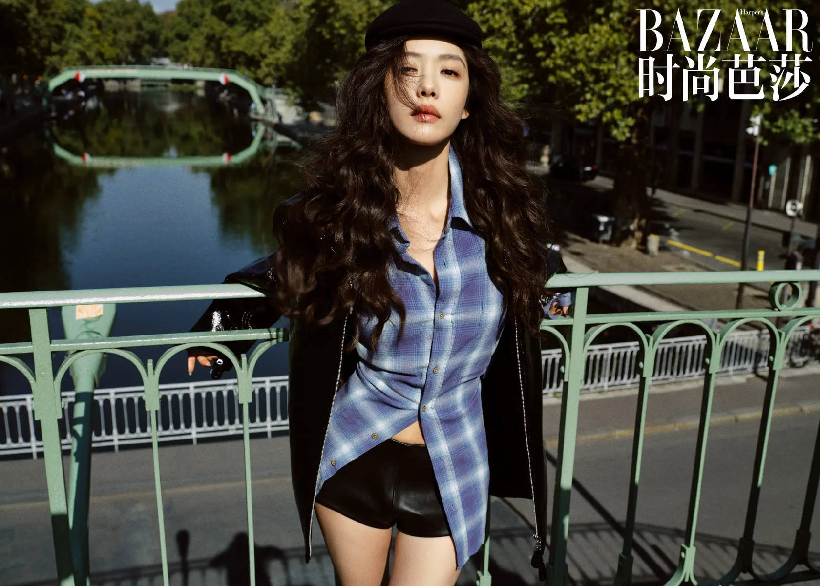 蔡文静晒杂志大片性感吸睛！漫步巴黎街头风情万种