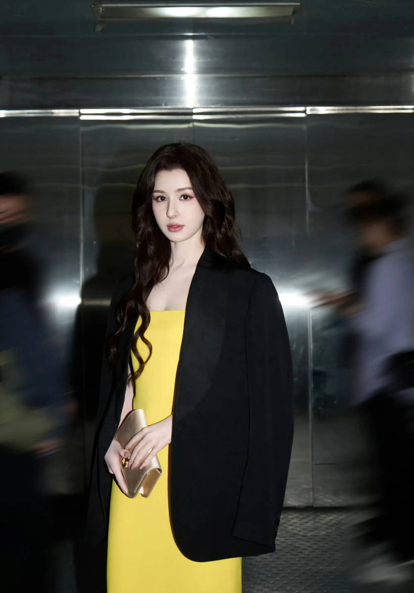 哈妮克孜穿吊带裙性感妩媚 大波浪发型明艳靓丽