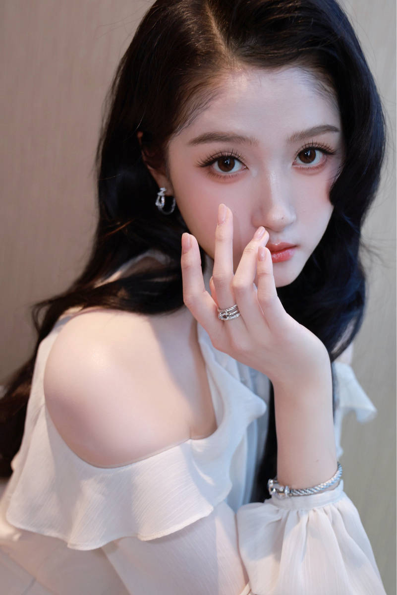 关晓彤穿轻纱连衣裙秀好身材!妆容精致气质优雅