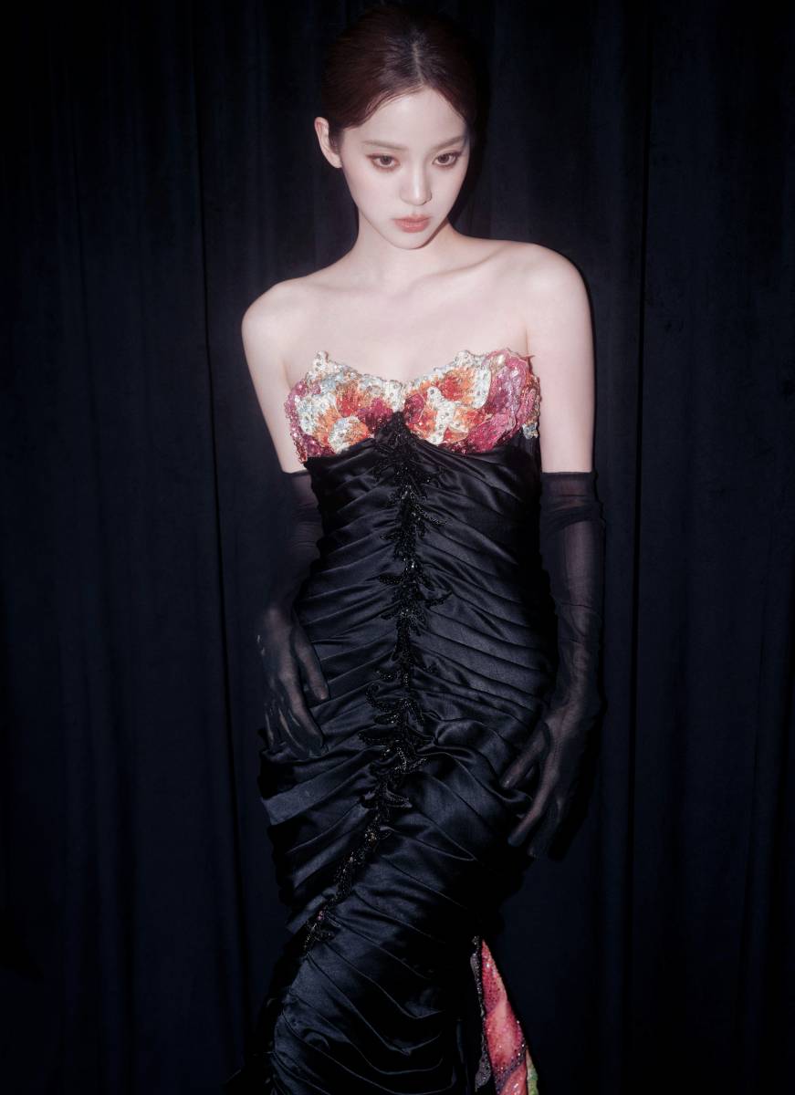 欧阳娜娜身穿抹胸黑色礼裙 气质高贵化身暗夜花仙