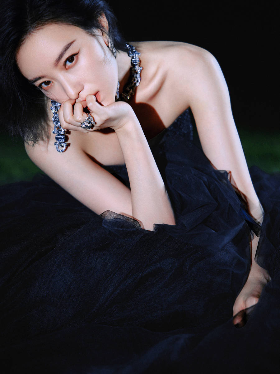 倪妮穿抹胸长裙性感魅惑 黑发红唇眼神妩媚撩人