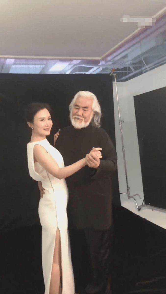 张纪中与娇妻别墅前踏青跳舞 画面甜蜜恩爱满溢