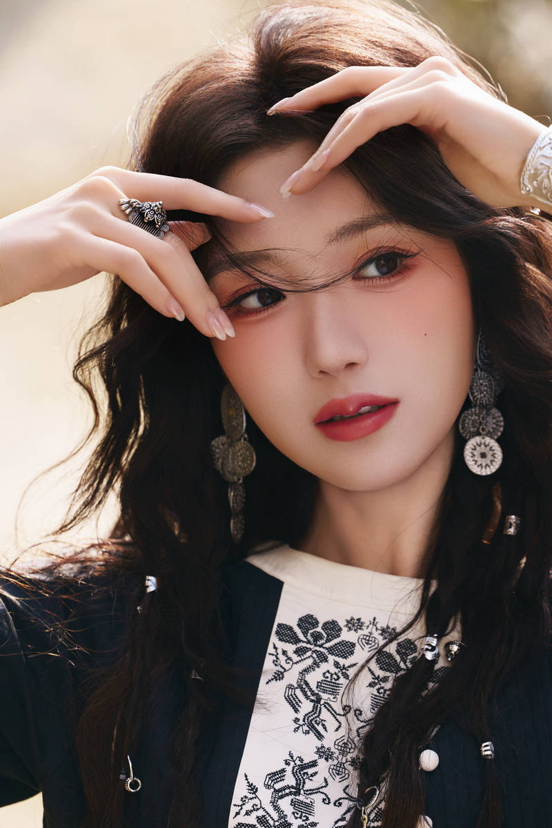 毛晓彤穿民族风服饰阳光下微笑 长发飞扬浪漫自由