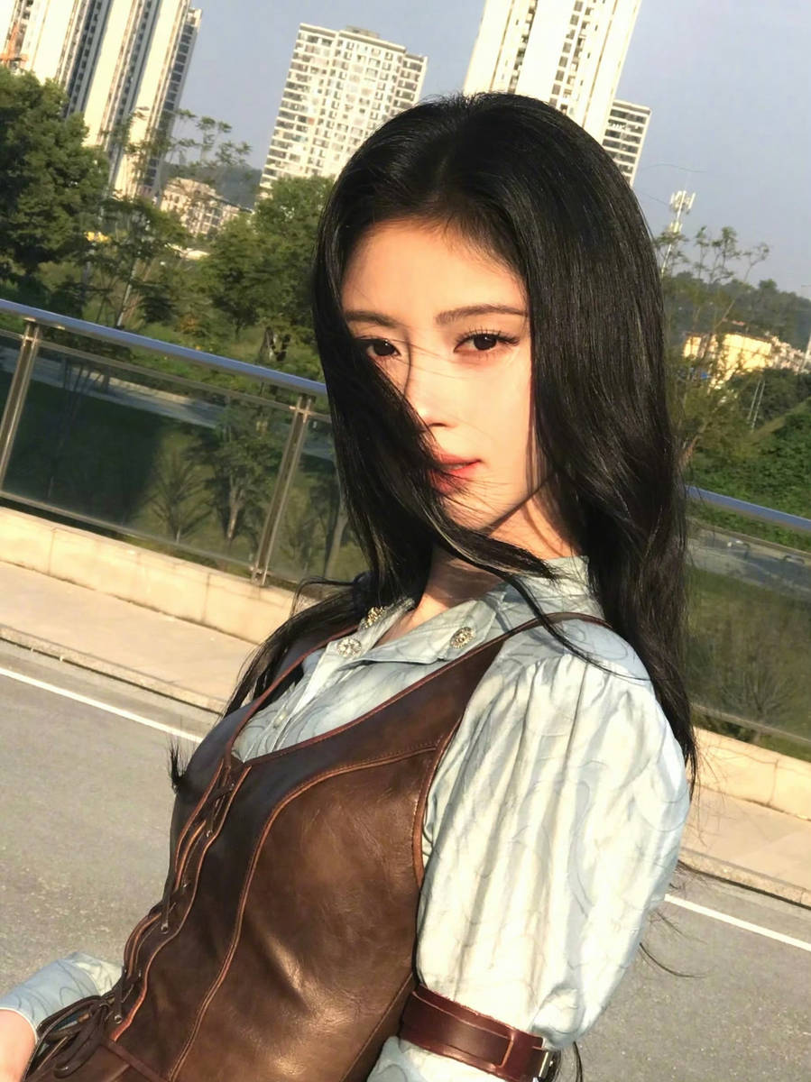 鞠婧祎身穿蓝色泡泡袖化身公主 长发及腰俏皮灵动
