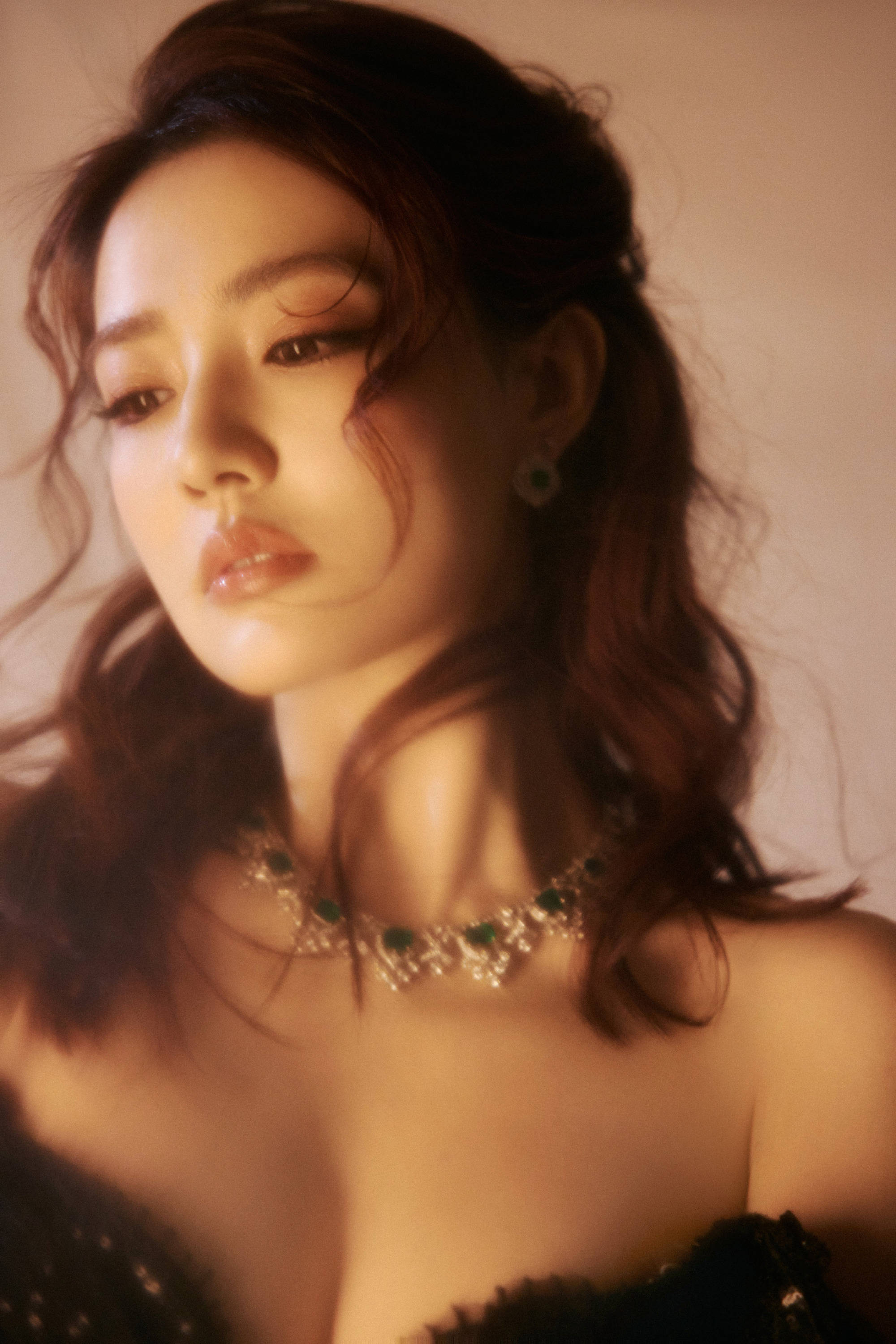 徐璐穿玄色亮片抹胸裙秀好躯壳！宛若性感油画女郎