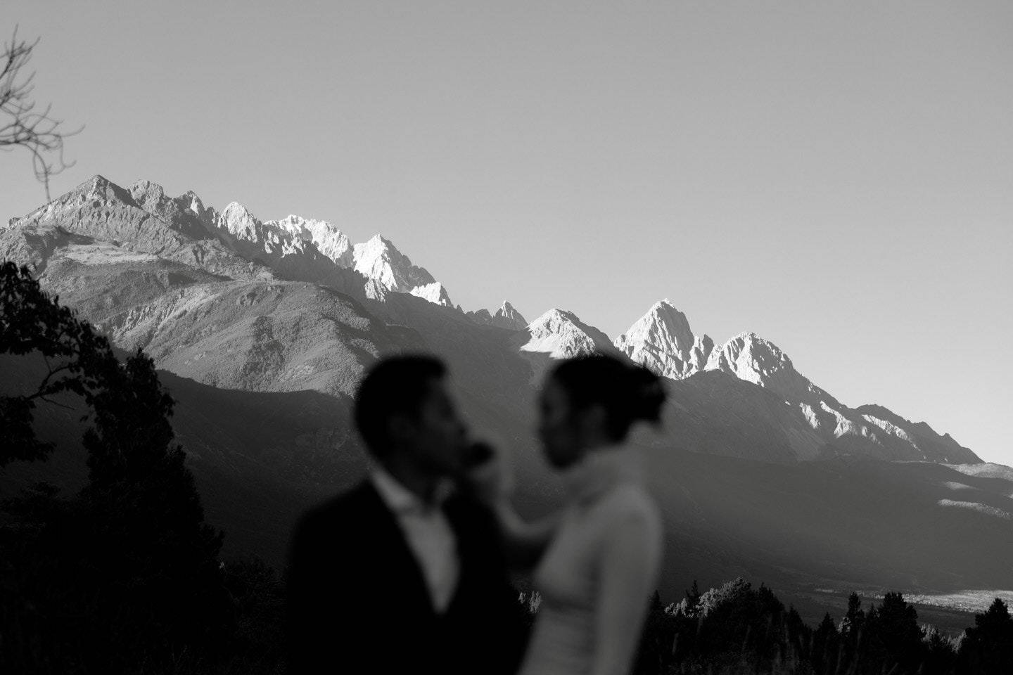 霍启仁妻子公开婚典现场照 两东谈主联袂前行温馨安静