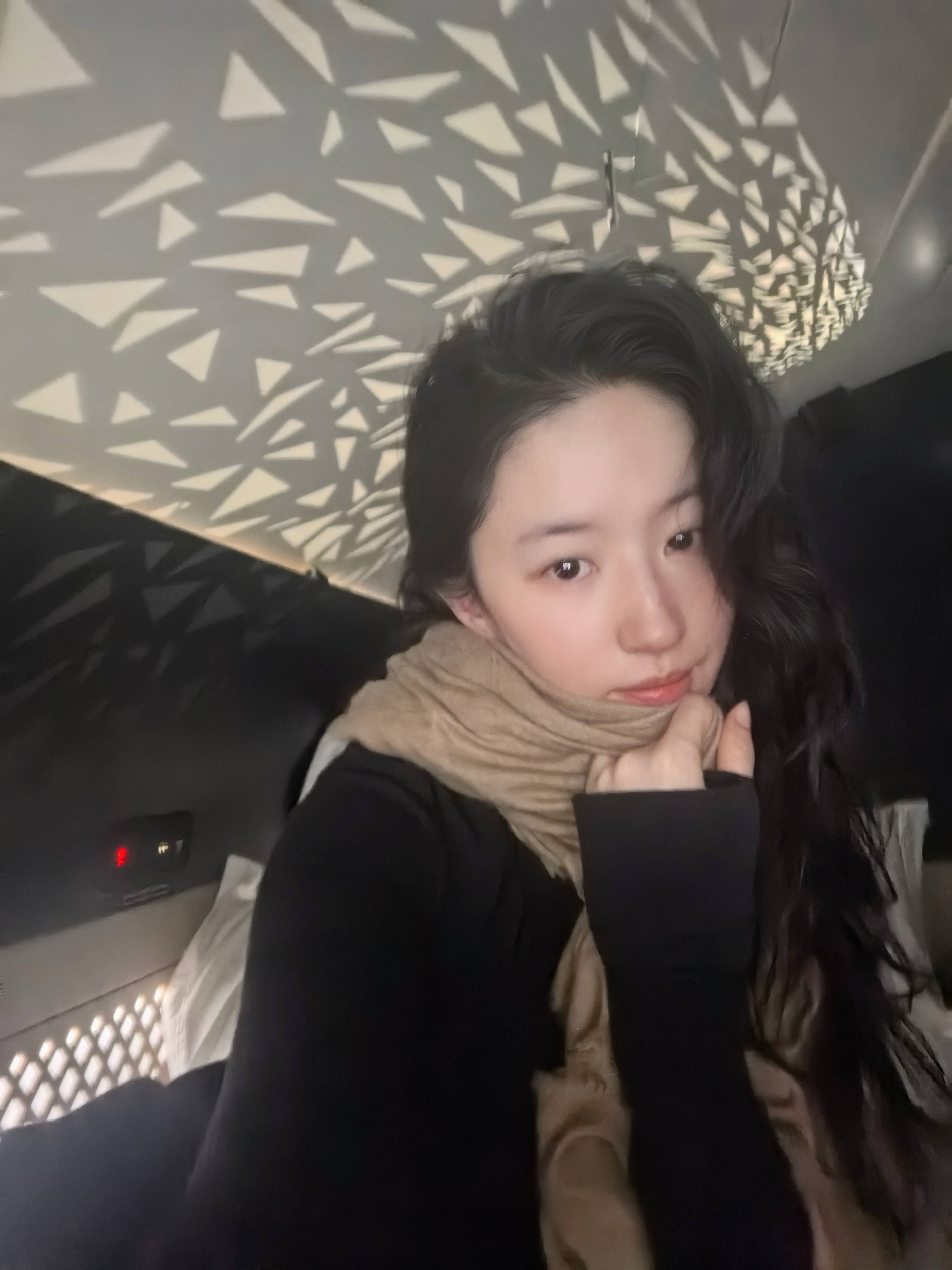 刘亦菲素颜出游优雅大方 对镜自拍神采灵动