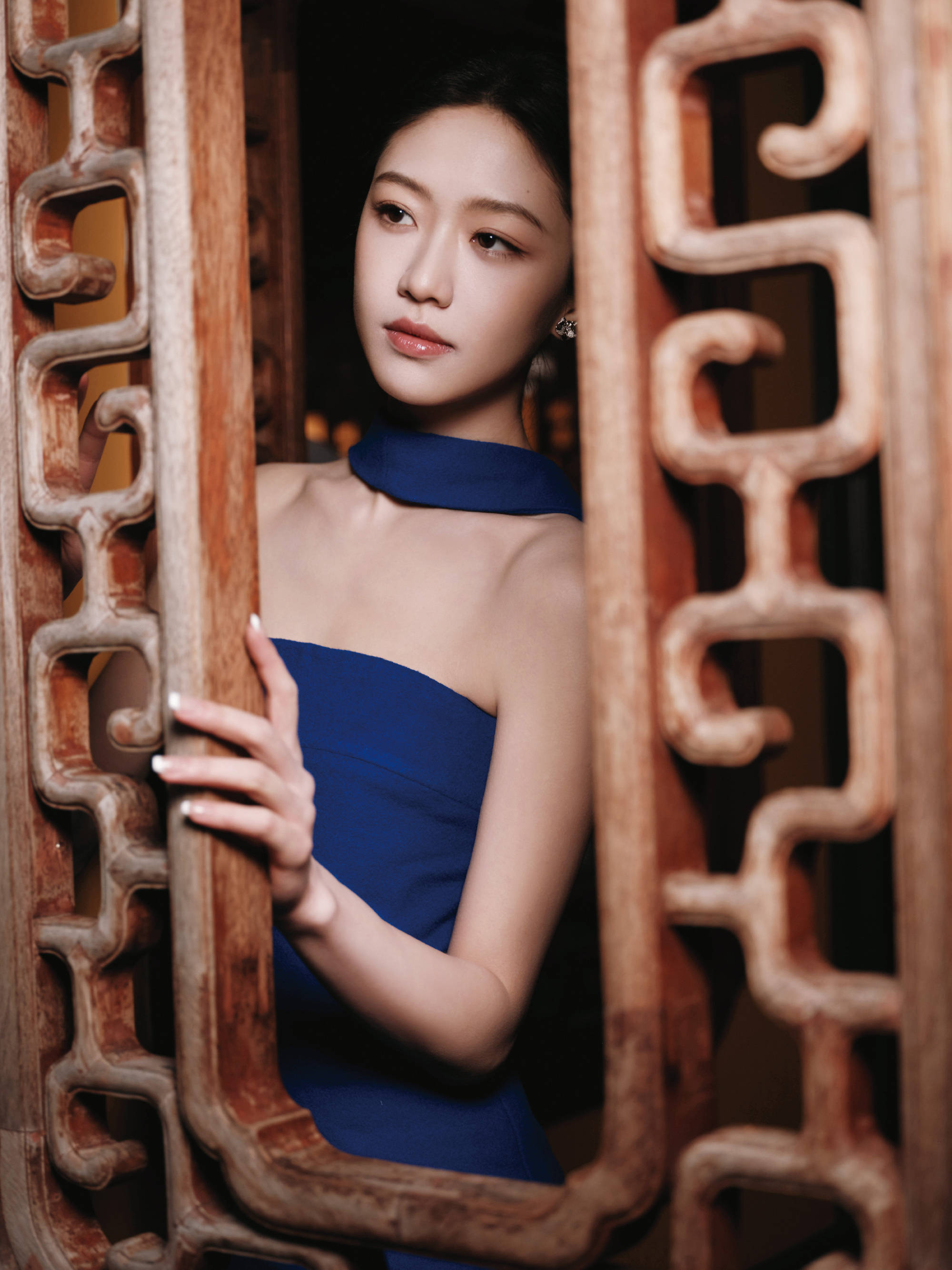 向涵之穿抹胸长裙体魄荆棘有致 盘发造型优雅把稳