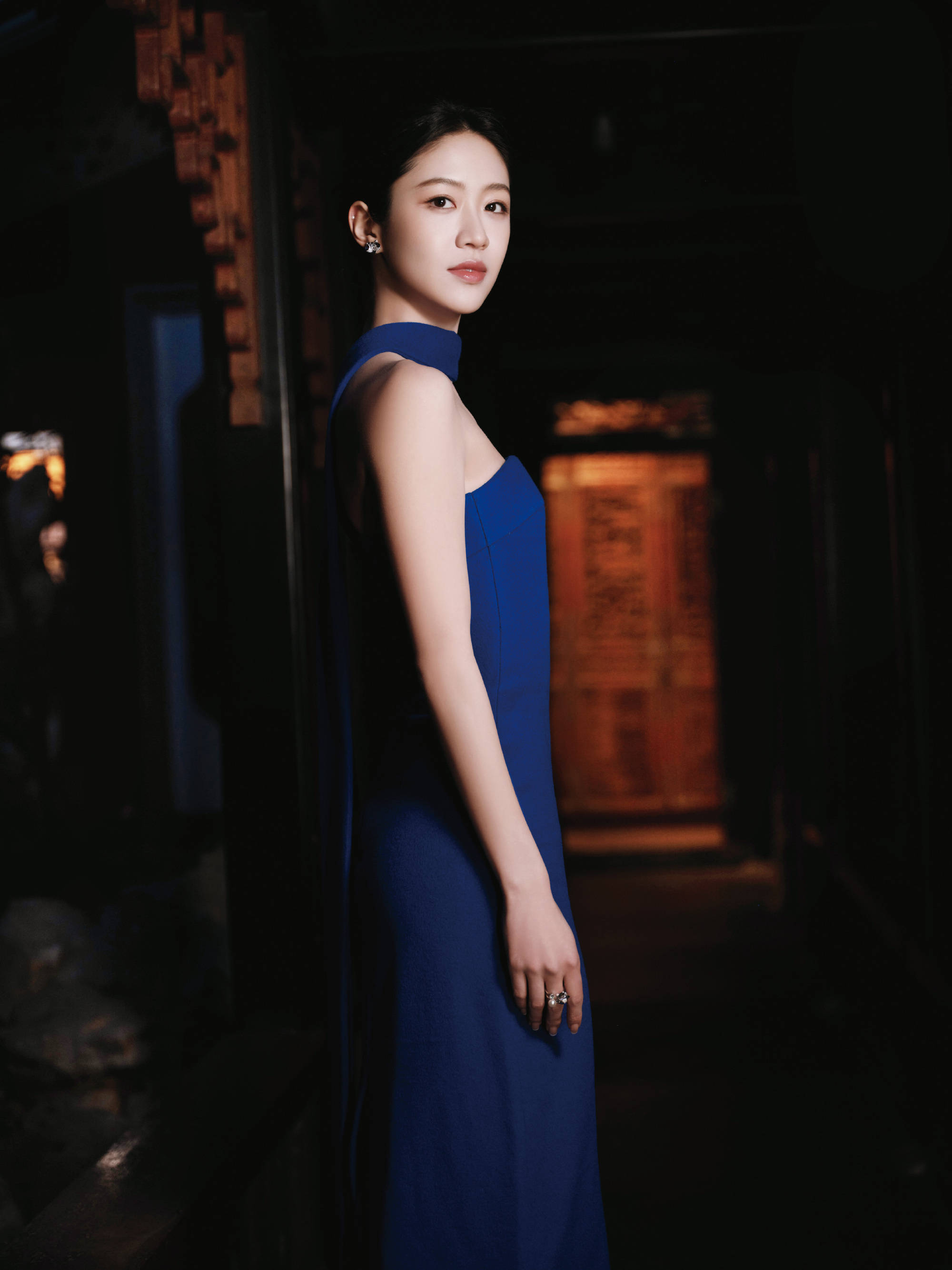 向涵之穿抹胸长裙体魄荆棘有致 盘发造型优雅把稳