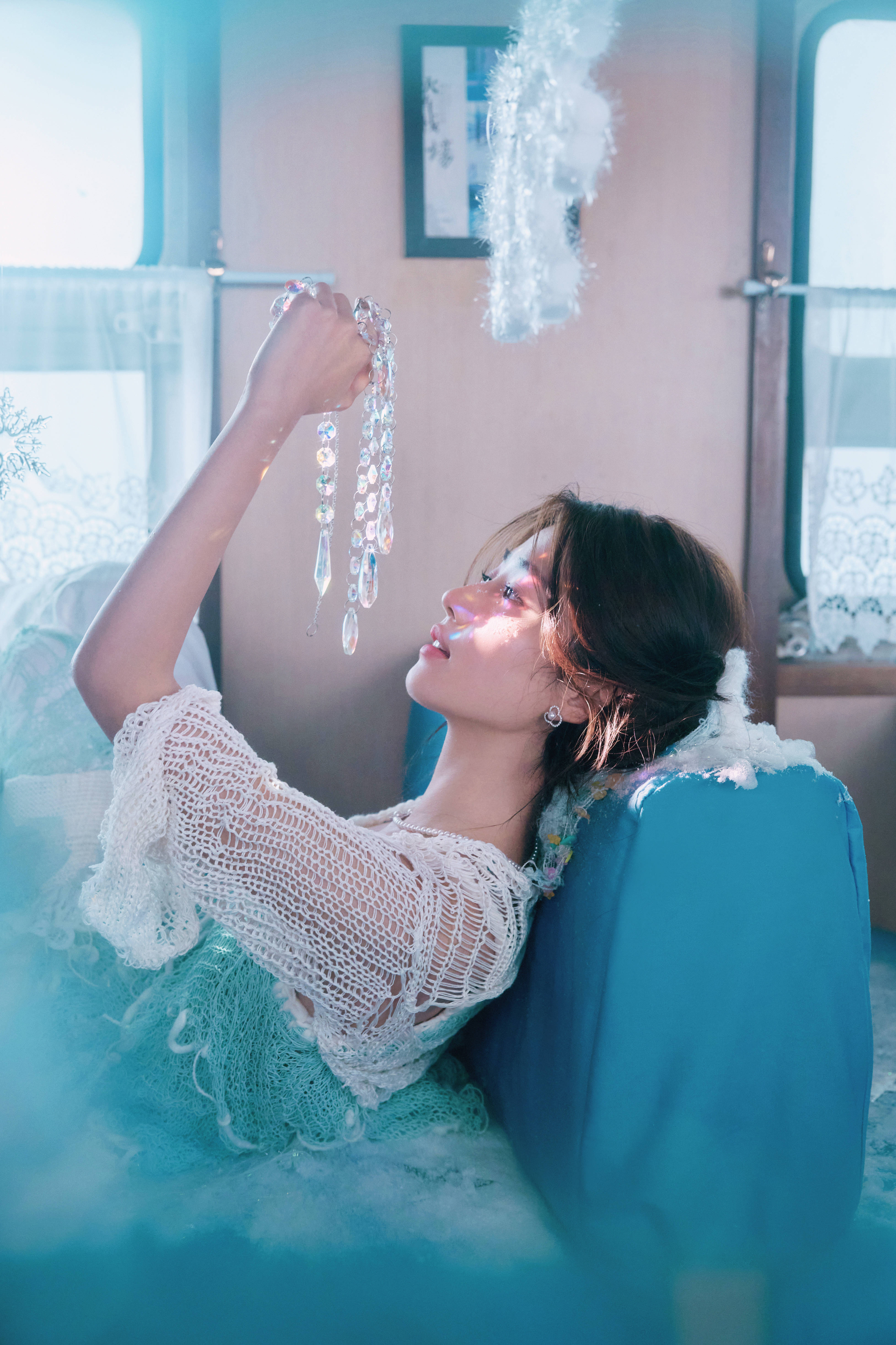 卢昱晓化身冰雪公主抽象秀气 垂眸千里念念显虚幻氛围