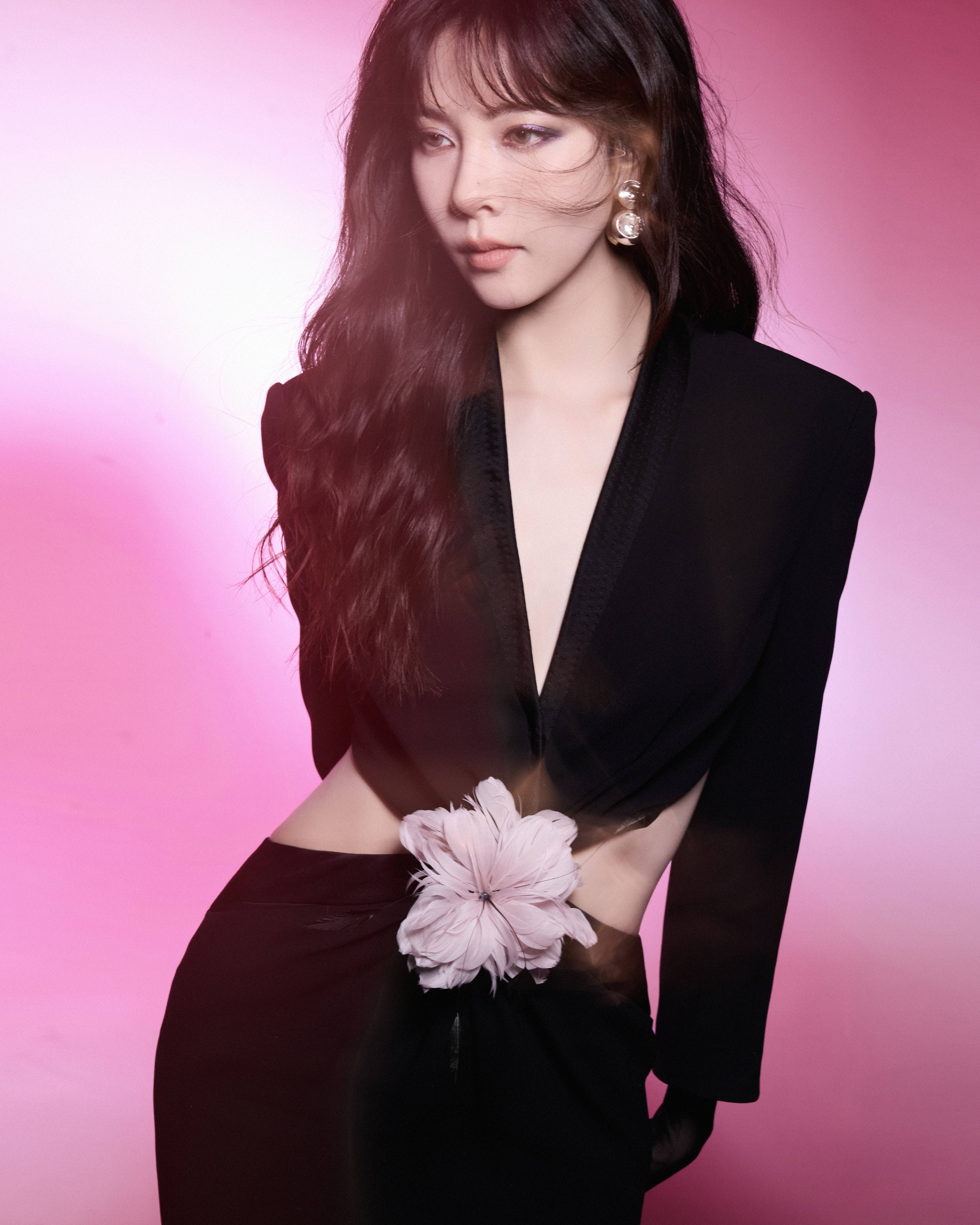 宋妍霏穿玄色西装慵懒迷东说念主 深V开到肚脐眼热辣性感