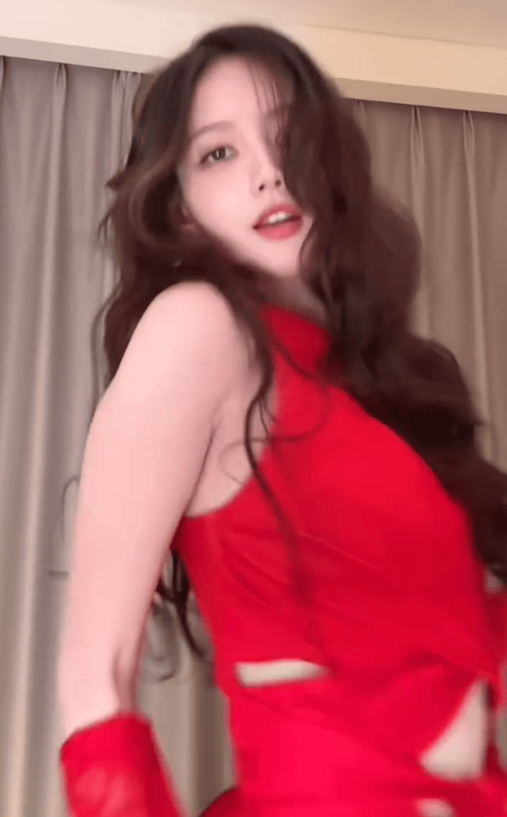 李一桐穿红色长裙舞蹈好养眼 舞姿动感酷飒又好意思又A