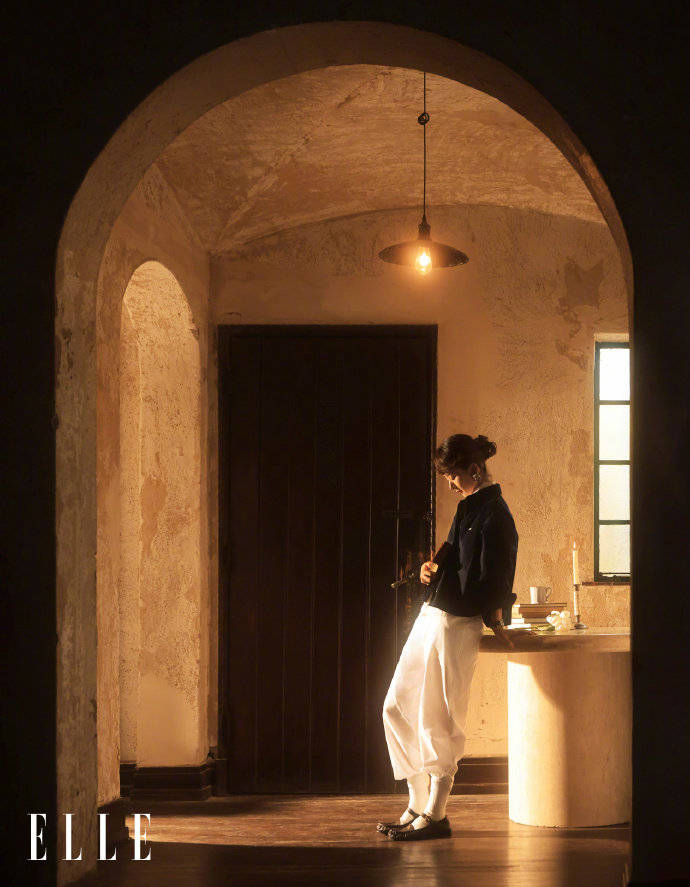 赵丽颖复旧感大片释出 暖调光影勾画慵懒优雅感