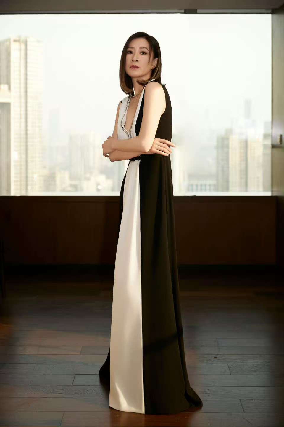 佘诗曼穿束身长裙身姿窈窱 出席游园会明媚又自信