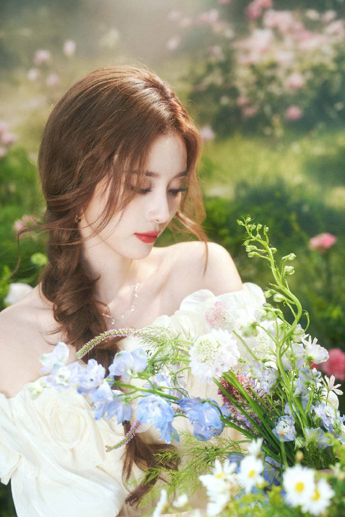 徐艺洋穿白裙与花海合照 光影衬出灵动氛围感