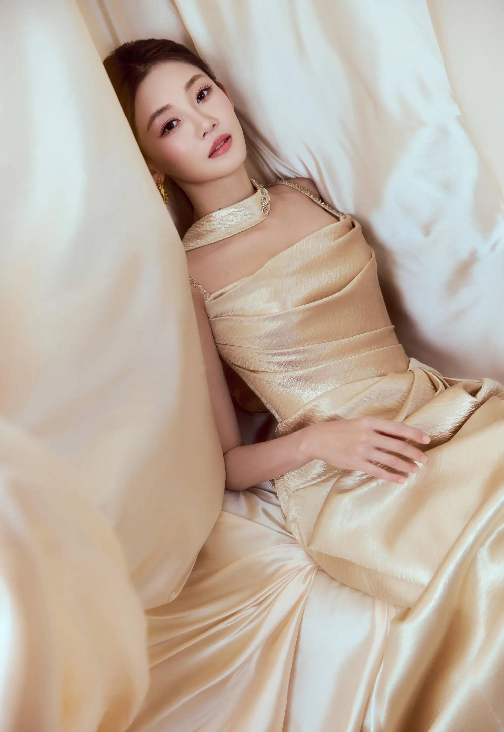 郑恺细君苗苗更新好意思照！穿吊带裙拍大片气质优雅