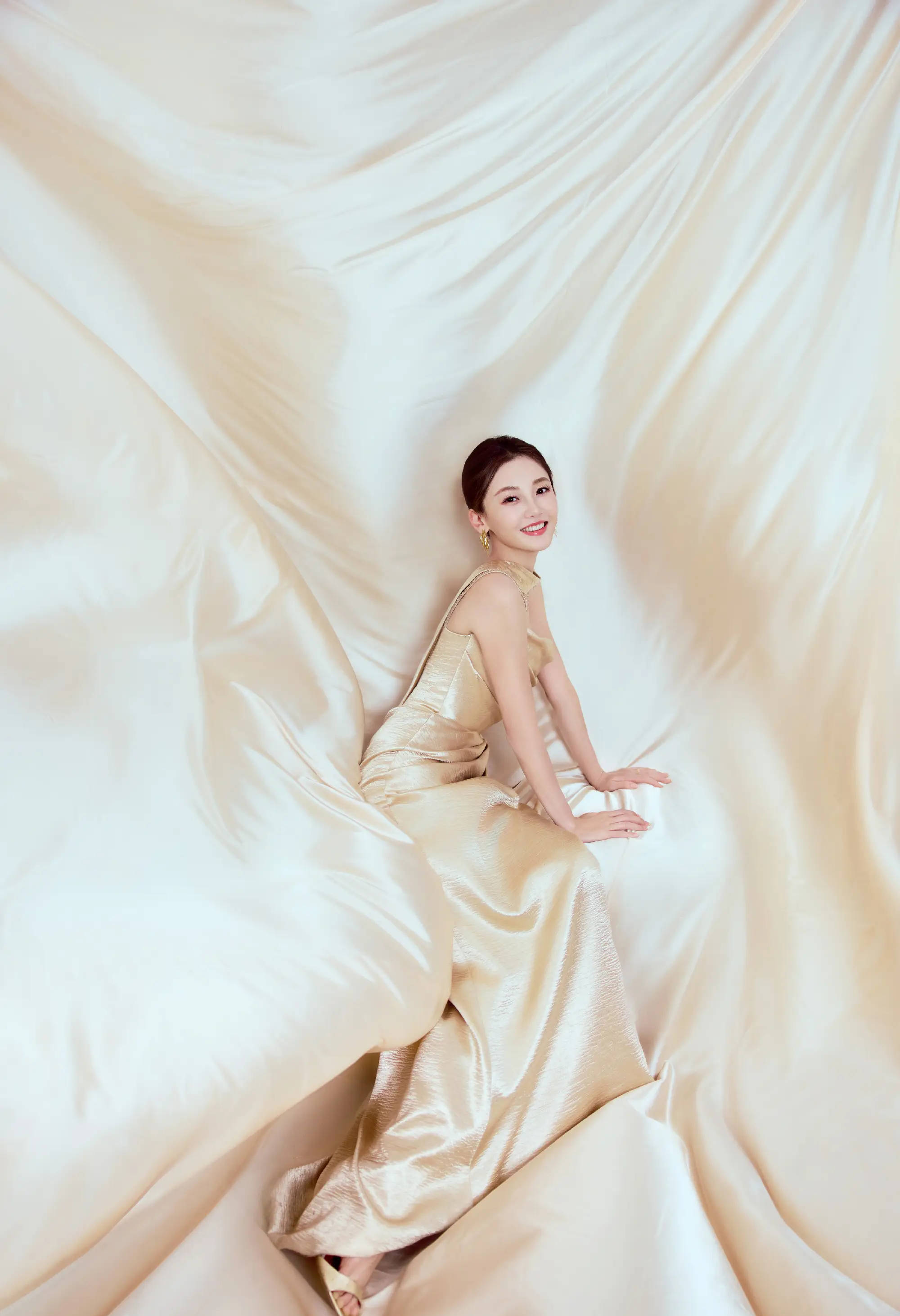 郑恺细君苗苗更新好意思照！穿吊带裙拍大片气质优雅