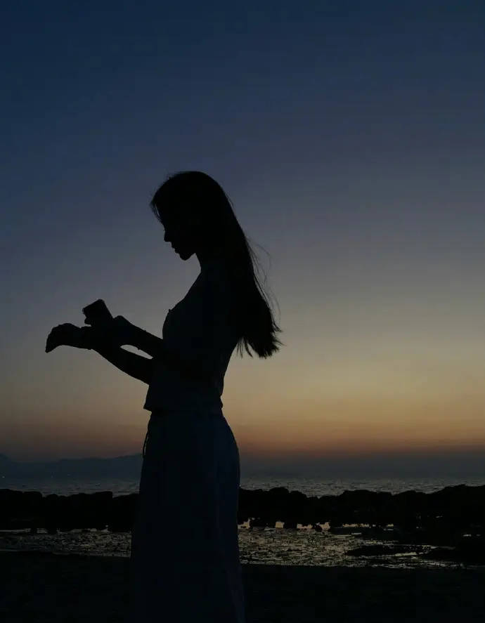 好意思神来临！鞠婧祎戴红头巾拍摄落日大片