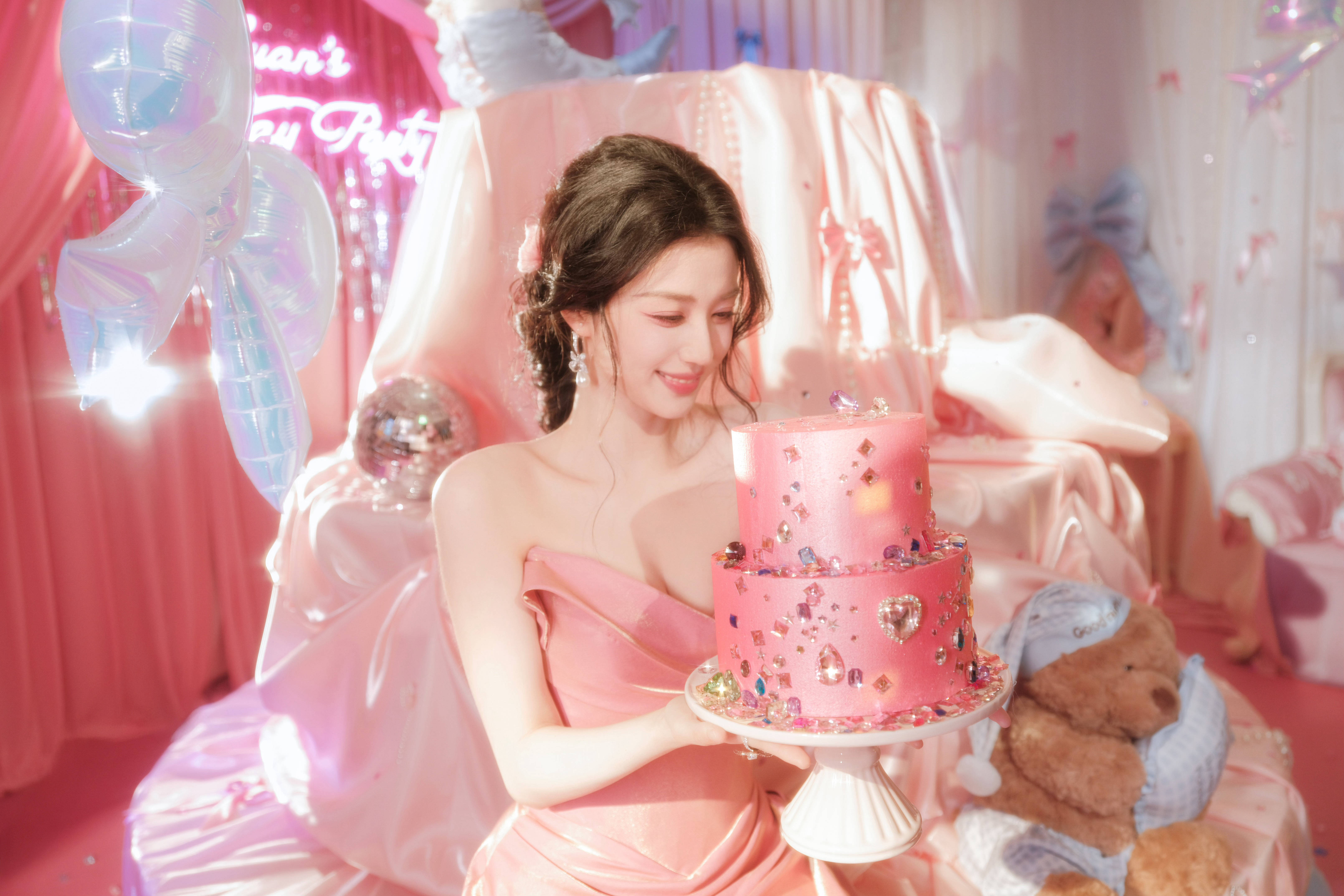 王楚然身着抹胸粉裙庆生 宛如童话公主甜度满分