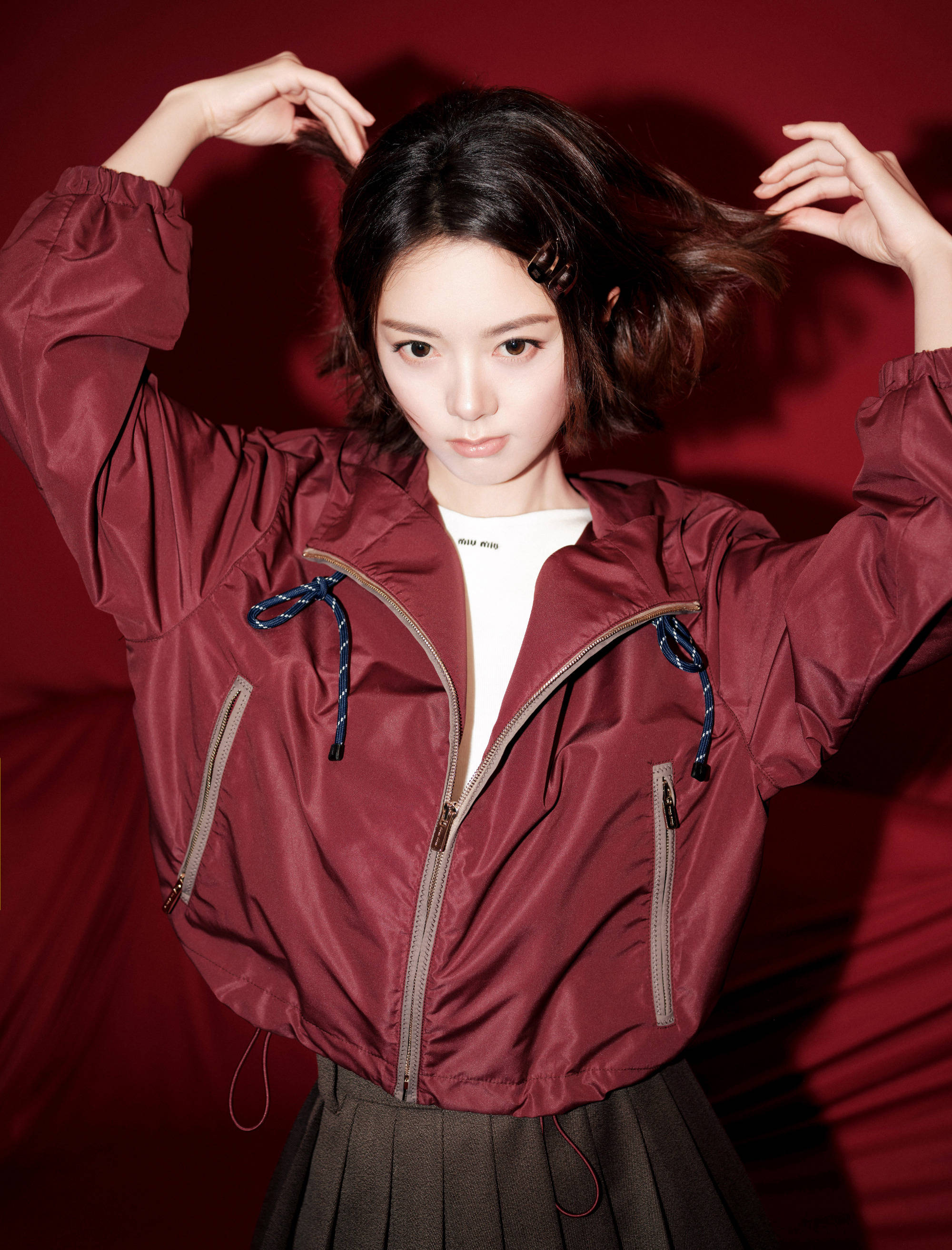 赵今麦穿表露外衣又甜又酷 视力千里静尽显优雅大气