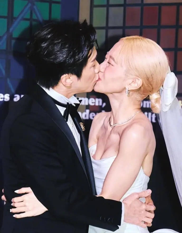 陈费力lulu举行婚典！二东说念主甘好意思热吻大方秀恩爱