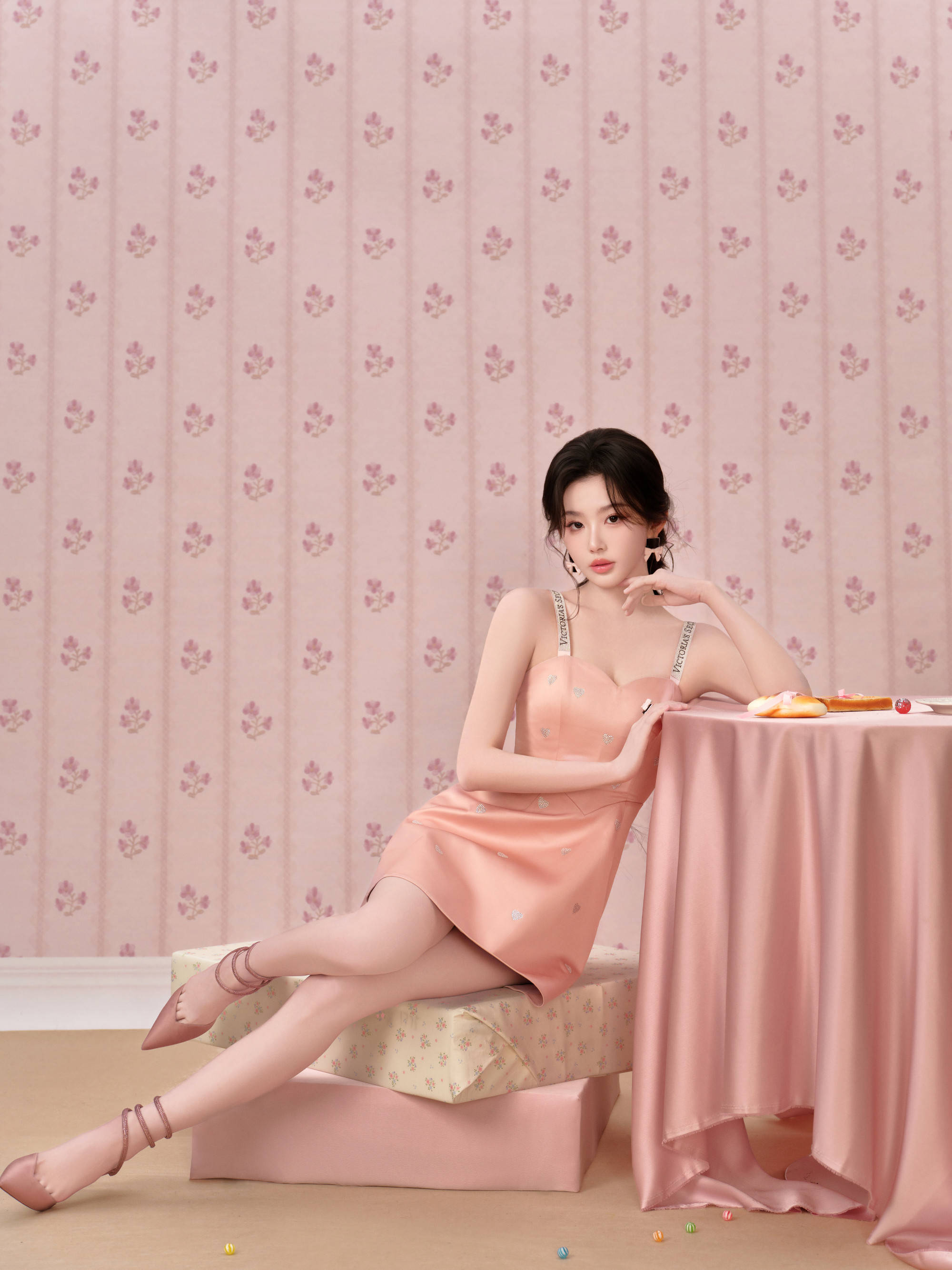 孔雪儿粉色吊带裙元气甜好意思 妆容密致魔力四射