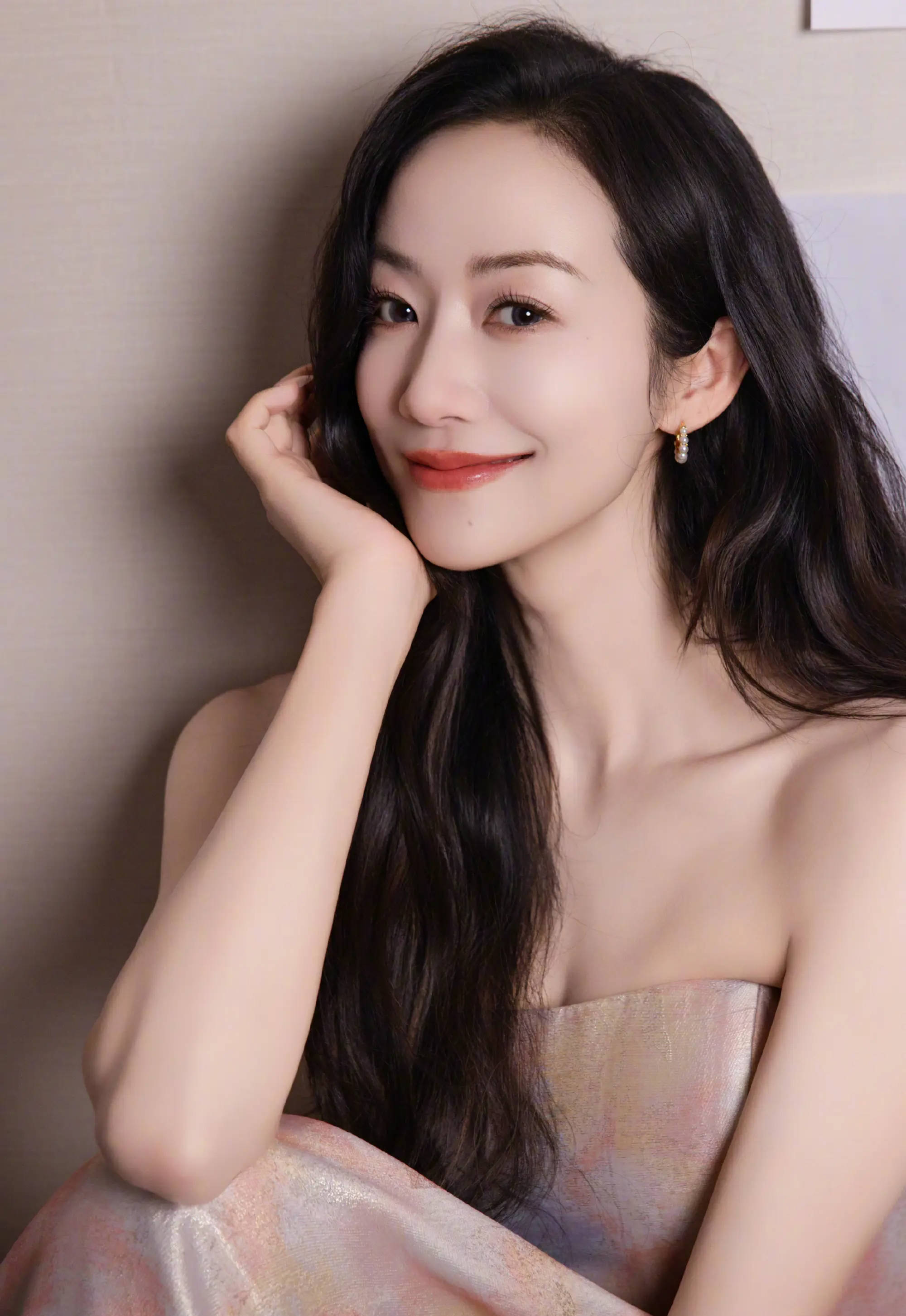 韩雪渐变抹胸裙谦虚好意思丽 长发灵动气质脱俗