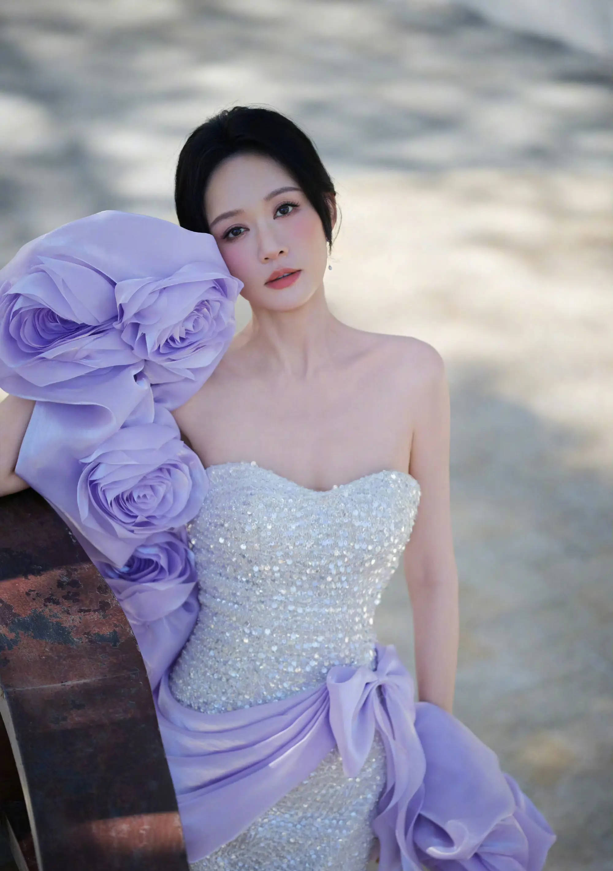 陈乔恩着闪钻鱼尾裙亮相海边 轻佻温情尽显优雅