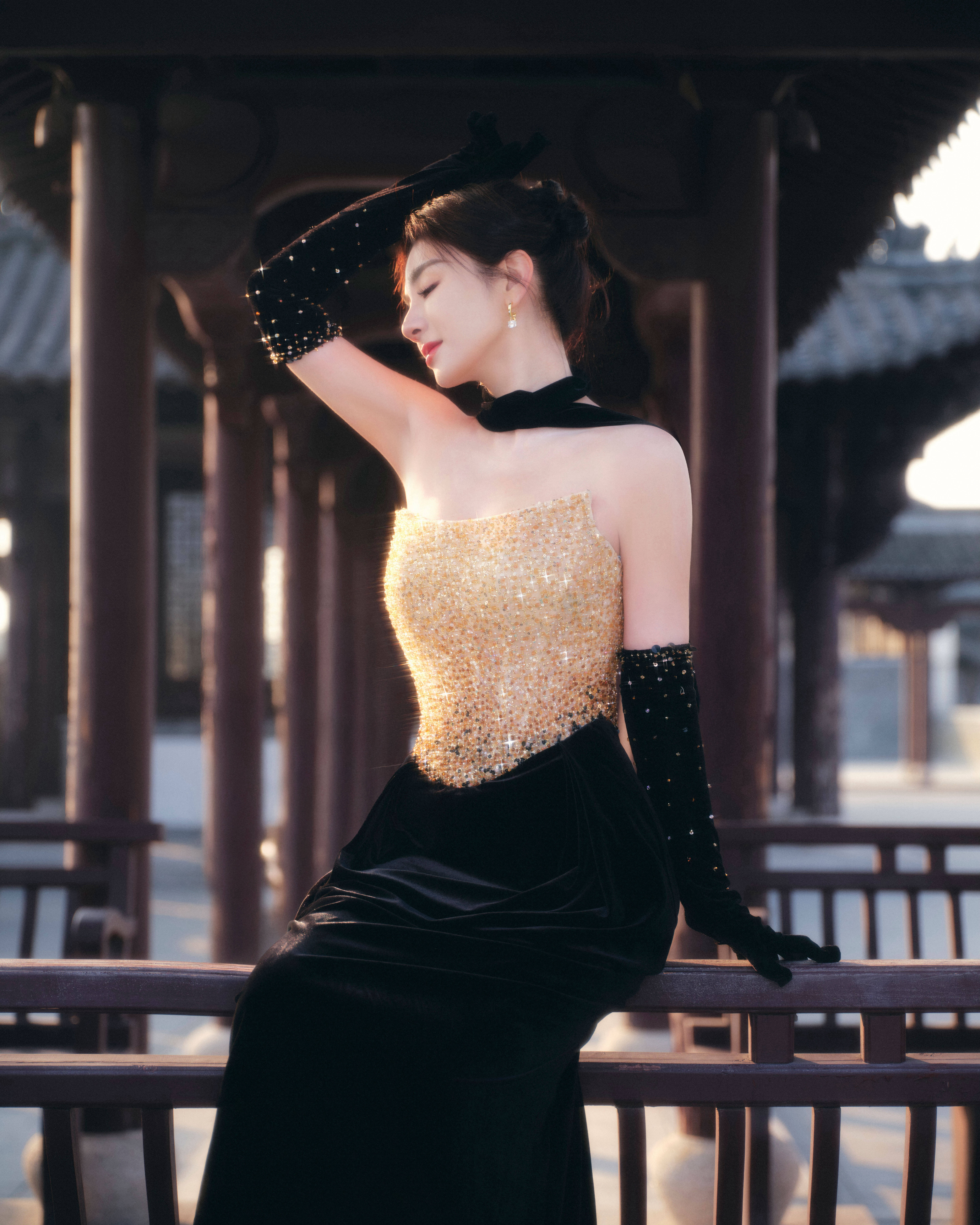 黄奕穿鎏金好意思裙展现傲东说念主弧线 前凸后翘身姿优雅