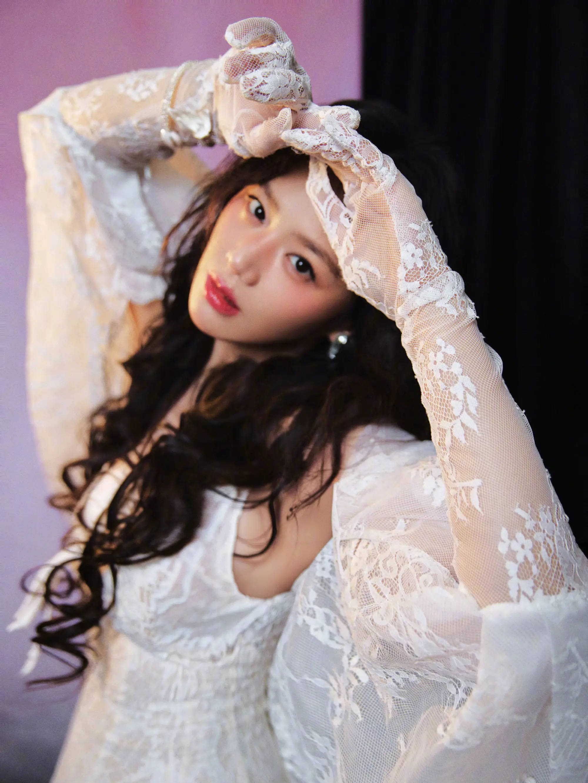 马念念纯晒与黄明昊合照！穿红色紧身上衣秀性感体魄